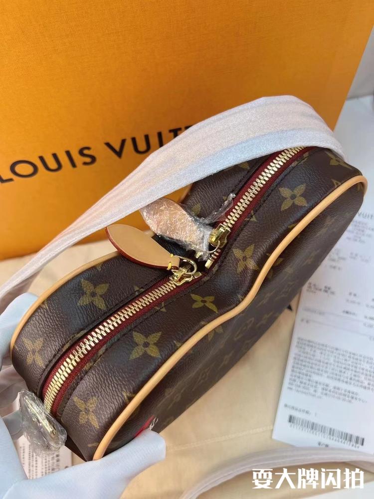 Louis Vuitton路易威登 全新全套老花Game on coeur心形包 LV全新全套老花Game on coeur心形包，限量绝版款，出彩的爱心包型优雅又可爱，趣味充满少女感，上身气质非常吸睛，有小票送礼首选